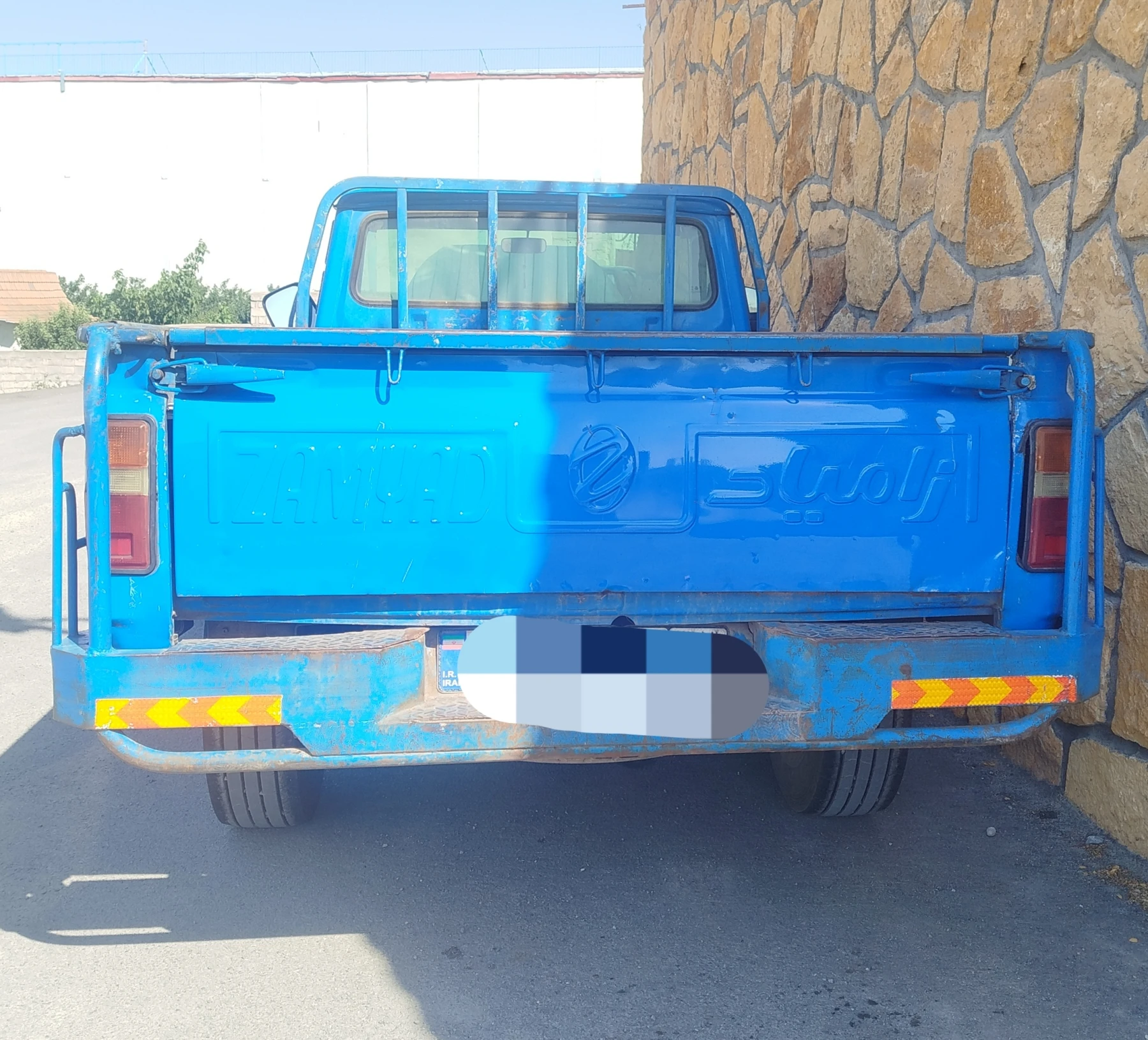 نیسان وانت - عقب